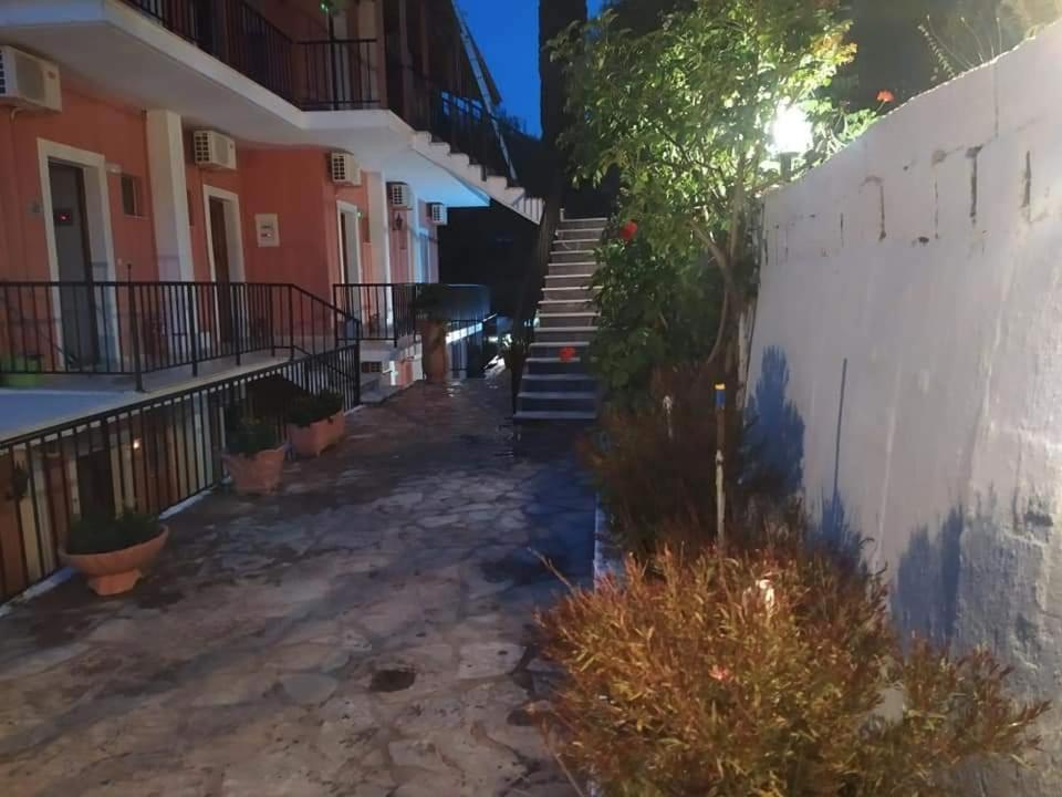 Aronis Apartments Mpenitses Eksteriør billede